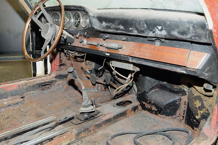 Bis auf die Armaturentafel besteht die Innenausstattung großteils nur noch aus Fragmenten.  (Bild: Porsche)
