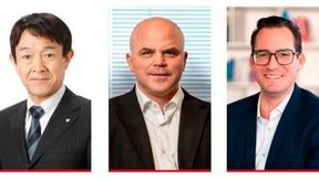 Bilden das neue Führungstrio bei Toyota Automated Logistics (v.l.): Hitoshi Matsuoka (CEO, Central), Aaron Jones (CEO, Americas) und Thomas Hibinger (CEO, EMEA & APAC). (Bild: Toyota Automated Logistics)