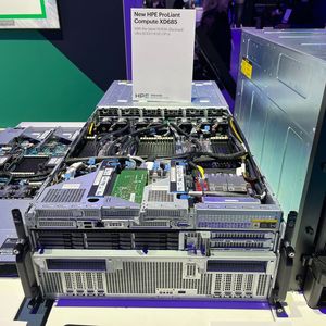 Der neue HPE Proliant Compute XD685 in der Nvidia-Variante bringt dank Flüssigkeitskühlung acht Nvidia-B300-GPUs in einem 5U-Rack unter. Als CPUs kommen ebenfalls direkt flüssigkeitsgekühlte AMD-Epyc-Prozessoren der 5. Generation zum Einsatz.(Bild:  Vogel IT-Medien)