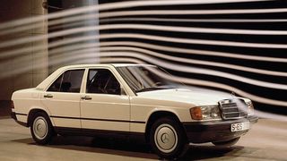 Mit einem Luftwiderstandsbeiwert von cW=0,34 hatte der W201 bei seiner Premiere 1982 die beste Aerodynamik aller Mercedes-Benz Limousinen. (Daimler)