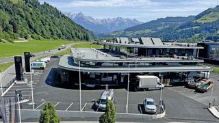 Das Autohaus Pirnbacher hat am Firmensitz im österreichischen St. Johann ein zusätzliches Gebäude mit einer Fläche von rund 4.500 Quadratmetern errichtet. (Bild: Auto Pirnbacher)