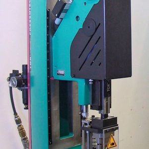 Bild 2: Die komplette Arbeitsstation zum Verbinden von zwei Kontakten mit einer Diode bestehend aus einer manuellen Tischpresse mit pneumatischer Unterstützung und einem 2-Punkt-Clinch-Werkzeugsystem Micropoint. Bild: Tox