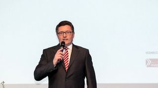 Heinrich Timm, Mitglied des Vorstands des Carbon Composites e. V. (CCeV) und ehemals Leiter des Audi-Leichtbau-Zentrums, fungierte als Chairman der Session Materialien. (Foto: Stefan Bausewein)