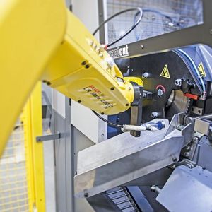Diverse Sortiereinrichtungen ermöglichen in Kombination mit den Exactcut-TAC-Sägen ein umfassendes Handling des Materials und der Werkstücke. Wie hier zu sehen, ist auch der Einsatz von Robotern (hier einer von Fanuc) kein Problem.
