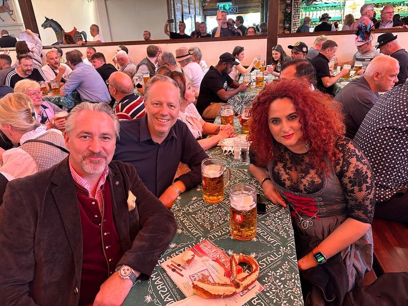 Besa Agaj (IT-BUSINESS) diskutiert mit Christian Vogt (l., Fortinet) und Oliver Lindlar (Gordion Systems) über die wirklich wichtigen Dinge im Leben. (Bild: Vogel IT-Medien GmbH)