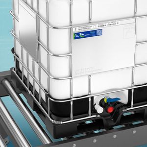 Für den automatisierten Transport von IBC auf Förderbändern hat Schütz die Kunststoffrahmenpalette entwickelt. Durch den Einsatz von Rezyklat können im Vergleich zu herkömmlichen IBC-Paletten bis zu 64,8 kg CO2 pro Palette eingespart werden.(Bild:  Schütz)