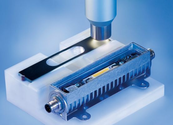 Typ One LED: Atmosphärische Plasmabehandlung der PMMA-Kunststoffblende (Plasmatreat)