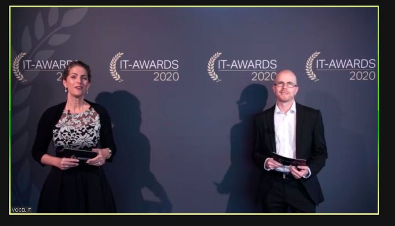 Als vierter im Bunde der Insider-Chefredakteure wagte sich Stephan Augsten von Dev-Insider vor die Kamera und verlieh gemeinsam mit der charmanten Moderatorin Margit Lieverz die Dev-Insider Readers' Choice Awards. (Bild: Vogel IT-Medien)