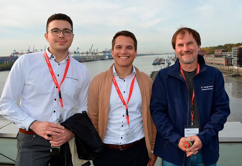 (v. l.) Leon Bach umd Jan-David (JD) Brustik (beide HPE), Henning von Kielpinski (Google Cloud) (Bild: Michael Hase)