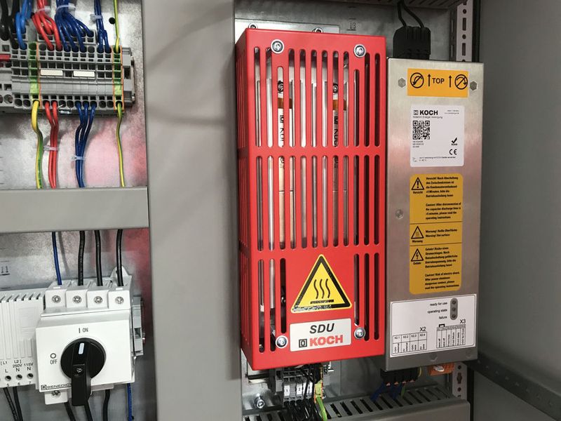 Optionen es KTS-Systems einträchtig nebeneinander: Überlastungssichere Entladeeinheit SDU sowie 24V-Notstrom-Energieversorgung NEV (rechts). (Michael Koch GmbH)