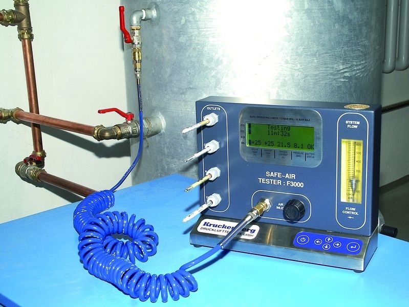 Bild 1: Das Gerät kann den Gehalt an Wasser, Öl, Kohlenmonoxyd und Kohlendioxyd in der Druckluft bestimmen: der Safe-Air-Tester F 3000 der englischen Firma Factair. (Archiv: Vogel Business Media)