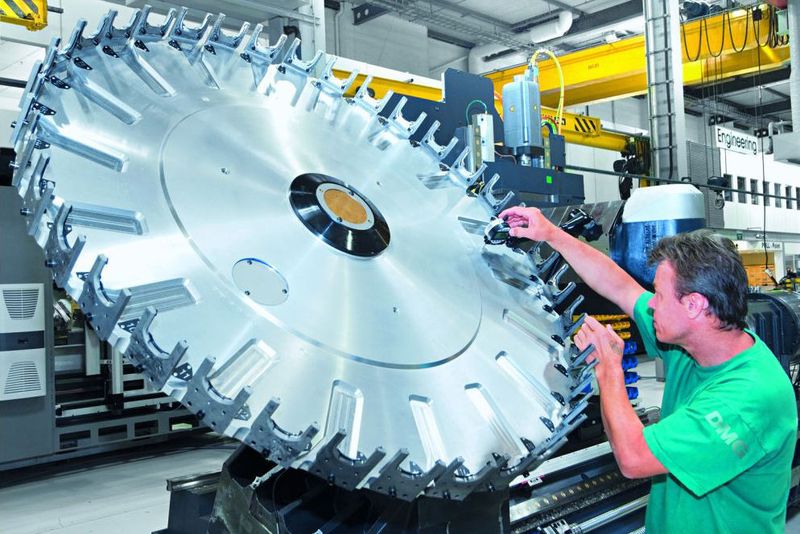 Jakob Tetzlaff, Mitarbeiter bei der Gildemeister Drehmaschinen GmbH, überprüft die Genuaigkeit eines Tellermagazins für die CNC-Universal-Drehmaschine CTX Gamma. (Archiv: Vogel Business Media)