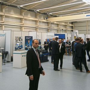 Blick in den Vorführraum bei Hedelius, in dem sich im Rahmen der Hausmesse vom 8. bis 9. November 2018 in Meppen auch viele Partnerunternehmen vom Spannmittelexerten bis hin zum Softwarehaus und Werkzeughersteller präsentierten.
