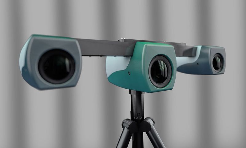 3D-Sensorik: Zwei Hochgeschwindigkeitskameras sowie ein Goboprojektor ermitteln die 3D-Daten der sich bewegenden Person. (© Fraunhofer IOF)