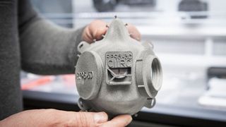 Skoda hat im Entwicklungszentrum im tschechischen Česana ein 3-D-Druckverfahren zur Herstellung einer wiederverwertbaren FFP3-Atemschutzmaske entwickelt. (Skoda )