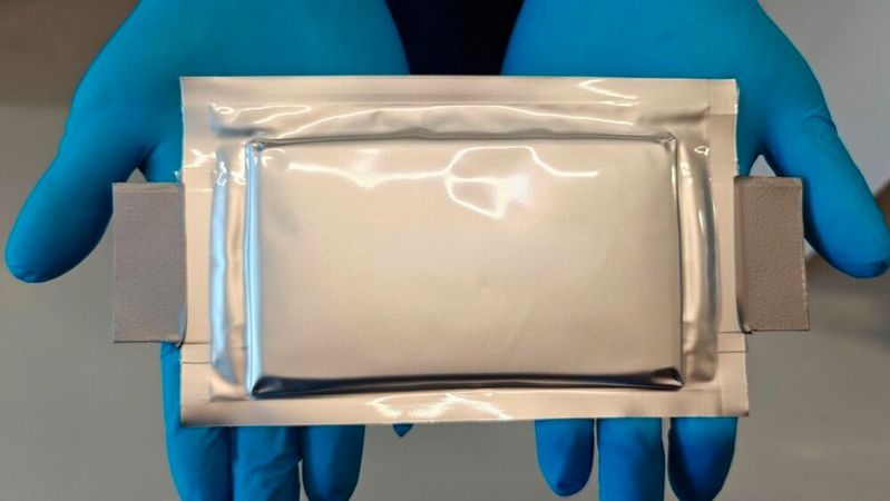 Am Fraunhofer ISE hergestellte Hochenergie-Pouchzelle mit siliziumdominierter Anode im gealterten Zustand nach 1000 Vollzyklen, die im Rahmen des ForschungsprojektsStr OboBatt entwickelt wurde.(Bild:  Fraunhofer ISE)