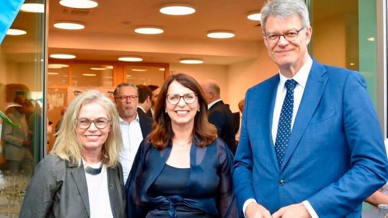 Ute Bonde, Berliner Senatorin für Mobilität, Verkehr, Klimaschutz und Umwelt,  VDIK-Präsidentin Imelda Labbé und Bundesverkehrsminister Patrick Schnieder.  (Bild:  VDIK)