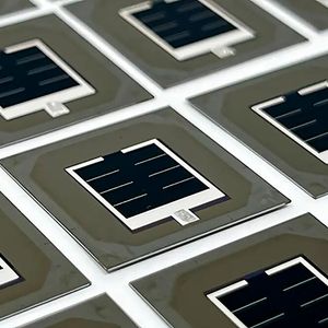 Nahansicht der Perowskit-/Silizium-Tandemsolarzelle, die von Forschern des KAUST-Photovoltaiklabors entwickelt wurde und mit 33,2 Prozent PCE als die weltweit effizienteste Silizium-/Perowskit-Tandemsolarzelle anerkannt ist. (Bild:  KAUST)