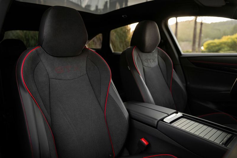 Auf Wunsch gibt es im GTX ergoActive-Vordersitze mit Kühl-, Wärme- und Massagefunktion. (Bild: VW)