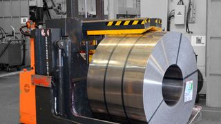 Wurde auf der Stuttgarter Fachmesse Blechexpo mit einer Urkunde bedacht: ein innovativer Coil-Transporter. (Bild: Genkinger-Hubtex)