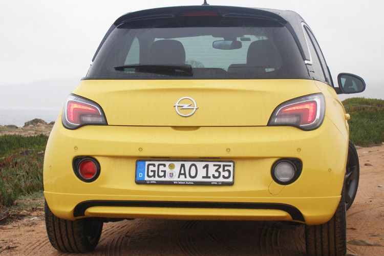 Die Ladekante liegt ziemlich hoch – für zwei Reisetaschen aber keine unüberwindbare Hürde. (Foto: Rehberg)