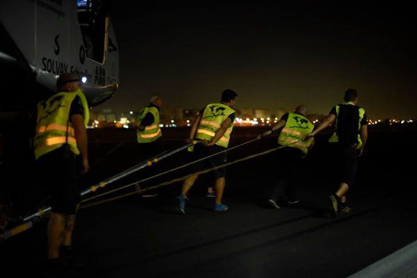 Fertig zur 17. und letzten Etappe: Solar Impulse 2 wird in Cairo startklar gemacht. (Solar Impulse)