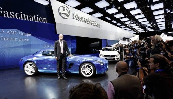 Mercedes-Benz auf dem Mondial de l’Automobile 2012 in Paris: Dr. Dieter Zetsche, Vorstandsvorsitzender der Daimler AG und Leiter Mercedes-Benz Cars am Mercedes-Benz SLS AMG Coupé Electric Drive (Daimler AG)