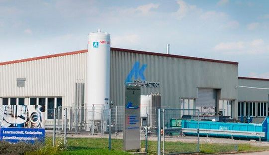 Hinter diesen Hallenwänden fallen nun zehn Mitarbeitern Steine vom Herzen! Denn Klinkhammer Förderanlagen Stahl- und Montagebau in Halle an der Saale ist mit Wirkung zum 1. April erfolgreich übernommen worden. Die Laserschneidexperten dürfen weiter ihre Arbeit tun.(Bild:  Klinkhammer)