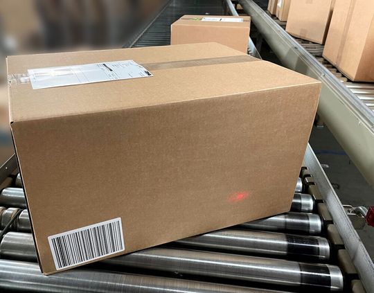 Gemeinschaftliche Logistiklösungen sind eher selten anzutreffen. Nicht so auf der kommenden Parcel+Post Expo in Amsterdam (22. bis 24. Oktober), wo Bluhm und Bizerba zusammen eine Logistiklösung präsentieren.(Bild:  Bluhm Weber)