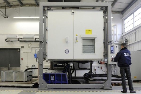 Härteprüfung für Traktionsbatterien: Vibrationen in Kombination mit Temperaturschwankungen ermöglichen extreme Belastungstests. (Bild: SGS Germany)