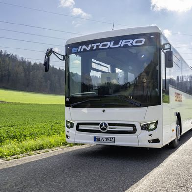 Mercedes-Benz hat erste Modelle des elektrisch angetriebenen Busses E-Intouro mit Kunden erprobt. (Bild: Daimler Truck)