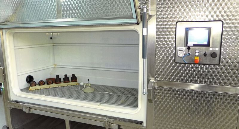 Der Innenraum der Kammer ist mit einem speziellen witterungsbeständigen Kunststoff ausgestattet und verfügt über ein großes Volumen, so dass Prüfobjekte verschiedener Größe und selbst komplette Baugruppen den Tests unterzogen werden können. (Bild: IGOS)