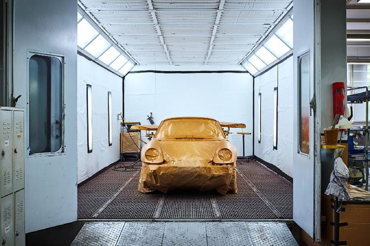 Während die Karosse noch in der Lackierkabine stand... (Bild: Porsche)