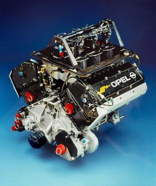 Das Aggregat: 6-Zylinder-V-Motor (75°-Bankwinkel), Leichtmetallblock mit einem Hubraum von 2,5 Liter (2498 ccm). Die Leistung beträgt über 500 PS, die Drehzahl liegt bei über 15.000 U/min (gesteuert über hydraulische Ventile). Konstruiert und gebaut vom britischen Motorenspezialisten Cosworth. (Bild: Opel Automobile GmbH)