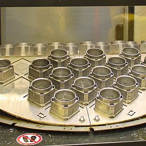 Das Teilespektrum für den Einspindler mit dem Halter Load Assistant Universal gilt mit mehr als 100 verschiedenen Bauteilen als vergleichsweise hoch. Tornado Antriebstechnik produziert vor allem Motoradapter, Lagerschilder und Getriebeflansche.(Bild:  Martinus Menne)