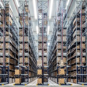 Bei Vierol sind im neuen Logistikzentrum jetzt 12.600 Palettenstellplätze installiert. Meta hat diese Menge per Palettenhochregal auf kompakte Art realisiert, wenn man den reinen Flächenbedarf dafür betrachtet. In der Höhe misst es 15 Meter.(Bild:  Meta)