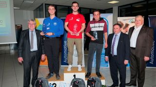 Den Eurocup 2022 konnte der Schweizer Florent Lacilla für sich entscheiden. Platz zwei erkämpfte sich Stefan Mißbach aus Deutschland, auf Platz drei kam Hannes Egger aus Südtirol. Beglückwunscht wurden sie von Ralf Herrmannsdorf, Präsident des Kfz-Landesverbandes Sachsen (li.), Henry Siebeneicher, Obermeister der Kfz-Innung Region Dresden (2. v. re.) und Michael Schneider, Obermeister der Kfz-Innung Innung Sachsen-West/Chemnitz. (Bild: Schmidt/autoFACHMANN)