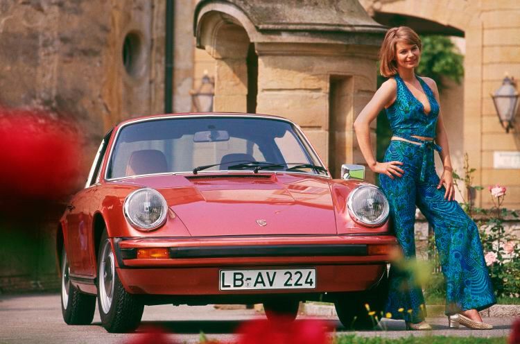 Mit dem Wechsel zum ab 1973 gebauten G-Modell plante Porsche, das herausnehmbare Faltdach durch ein festes Aluminiumdach zu ersetzen, was bei den Targa-Kunden jedoch auf wenig Gegenliebe stieß. Deshalb wurde ab April 1974 das bekannte Faltdach, welches für den G-Modell-Targa seit seiner Einführung im August 1973 nur gegen Aufpreis erhältlich war, wieder zur Serienausstattung. (Bild: Porsche AG)