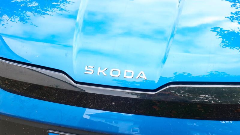 2. Das Design: Der Elroq trägt als erstes Modell von Skoda das von Grund auf neu konzipierte Designkleid. Sichtbar wird das in der Frontansicht durch den Skoda-Schriftzug (statt Pfeil-Logo), dem vertieften Mittelteil der Fronthaube und dem schmalen Band, das früher der Kühlergrill war. (Bild: Grimm – kfz-betrieb)