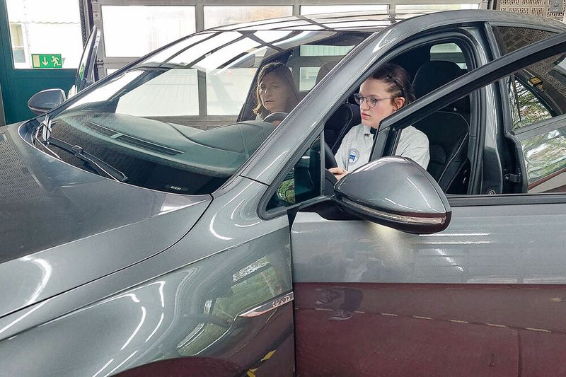 Luzie Schrödter aus Baden-Württemberg begutachtet den Innenraum, um das Fahrzeug bewerten zu können. (Bild: Weinschenk – VCG)