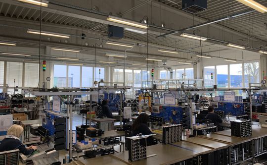 IRES Shopfloor Analytics steigert die Produktivität von Maschinenparks und die Effizienz von Montagearbeitsplätzen, wie hier in der Signalgerätefertigung bei Pfannenberg.(Quelle:  Pfannenberg)