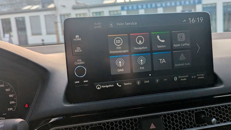 Mit neun Zoll ist der Touchscreen kleiner als bei zahlreichen Wettbewerbern, auch die Grafik und das Infotainment wirken etwas altbacken. Die Suche nach einem Radiosender beispielsweise erinnert an frühere Zeiten. Dafür gibt es einen Drehregler für die Lautstärke, und für „Home“ und „Zurück“ sind echte physische Taster in die schwarze Umrandung des Bildschirms eingelassen. Eine sehr praktische Lösung. (Bild: Simon – VCG)