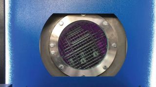 Durch eine integrierte Plasmareinigung für die Feinstentfettung wird die Anlage im Einsatz sehr flexibel, Prozesszeiten reduzieren sich, der Platzbedarf sinkt und die Investitions- und Betriebskosten fallen.  (Ecoclean)