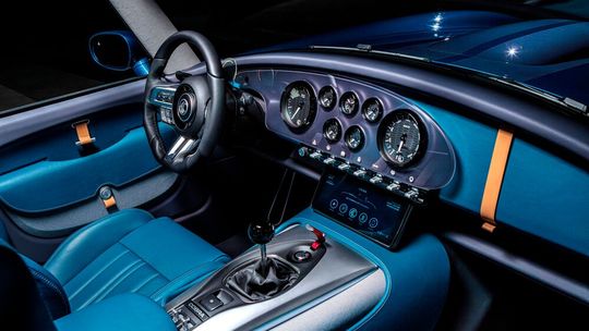 Auch der Innenraum meistert den Spagat aus Klassik und Moderne – zum Vergrößern bitte klicken.(Bild:  AC Cars)