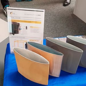 Der Dienstleister FIT stellte das neu im Portfolio befindliche GDP (Gel Dispensing Printing)-Verfahren von Massivit vor. Mit diesem Verfahren können hohle Kunststoffobjekte mit verschiedenen Oberflächen in großen Dimensionen schnell hergestellt werden ...