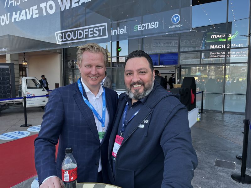 (l.) Daniel Lehmann (Tech Data) und Hakan Kaya (Acronis) verhandeln lieber draußen ohne Maske. (Bild: IT-BUSINESS)