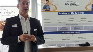 Wolfgang Gonska stellte die Berufsprofile und Karrierewege im Kfz-Gewerbe vor. (Bild: Büttner/»kfz-betrieb«)