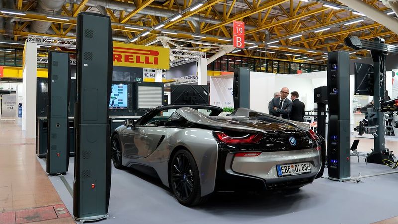 Wer die Fahrwerkgeometrie auch am angehobenen Fahrzeug vermessen will, kann in zweimal vier Scanner von Techno Vector investieren. (Bild: Diehl – VCG)