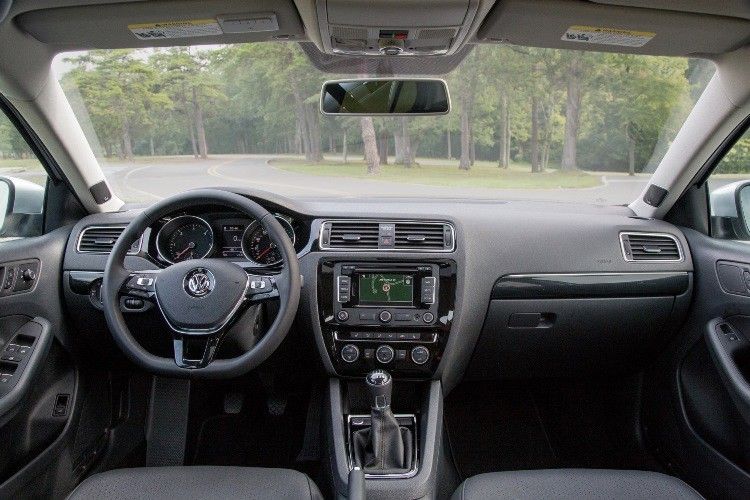 Viel Chrom und Pianolack, Ambientebeleuchtung, neue Instrumente und ein zentrales Display sowie ein ebenfalls neu gestaltetes Steuer (optional als Multifunktionslenkrad) wurden aus dem Golf VII exportiert. (Foto: VW)