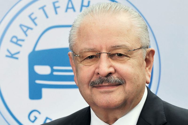 Präsident Jürgen Karpinski (links) und Michael Kraft, Vizepräsident des Kfz-Gewerbes Hessen, sehen für die Autobranche eher skeptisch in die Zukunft. (Bild:  Promotor)